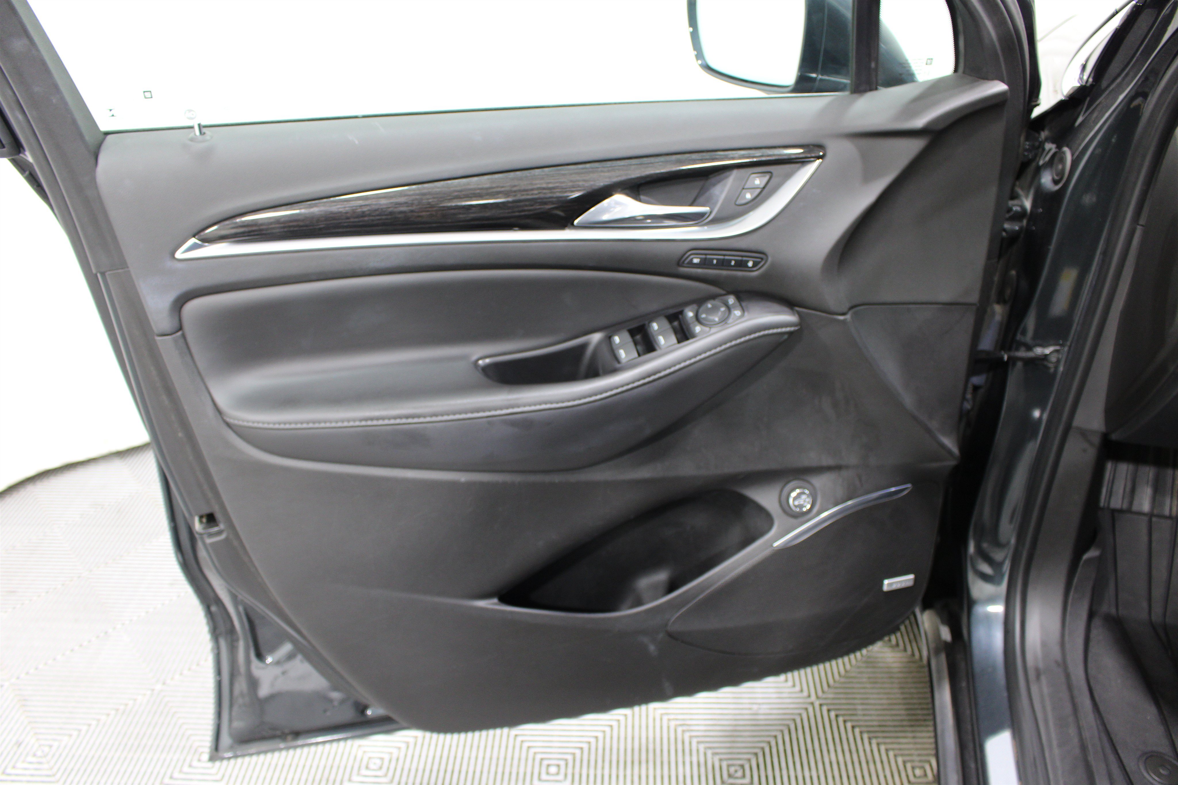 Used 2019 Buick Enclave Avenir w/ Avenir Technology Package FWD image 6
