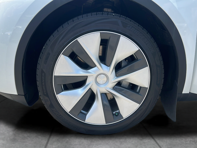 Used 2023 Tesla Model Y Long Range AWD/4WD image 25