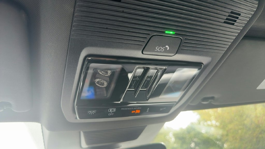 Certified 2026 Volkswagen Tiguan SE R-Line FWD image 8