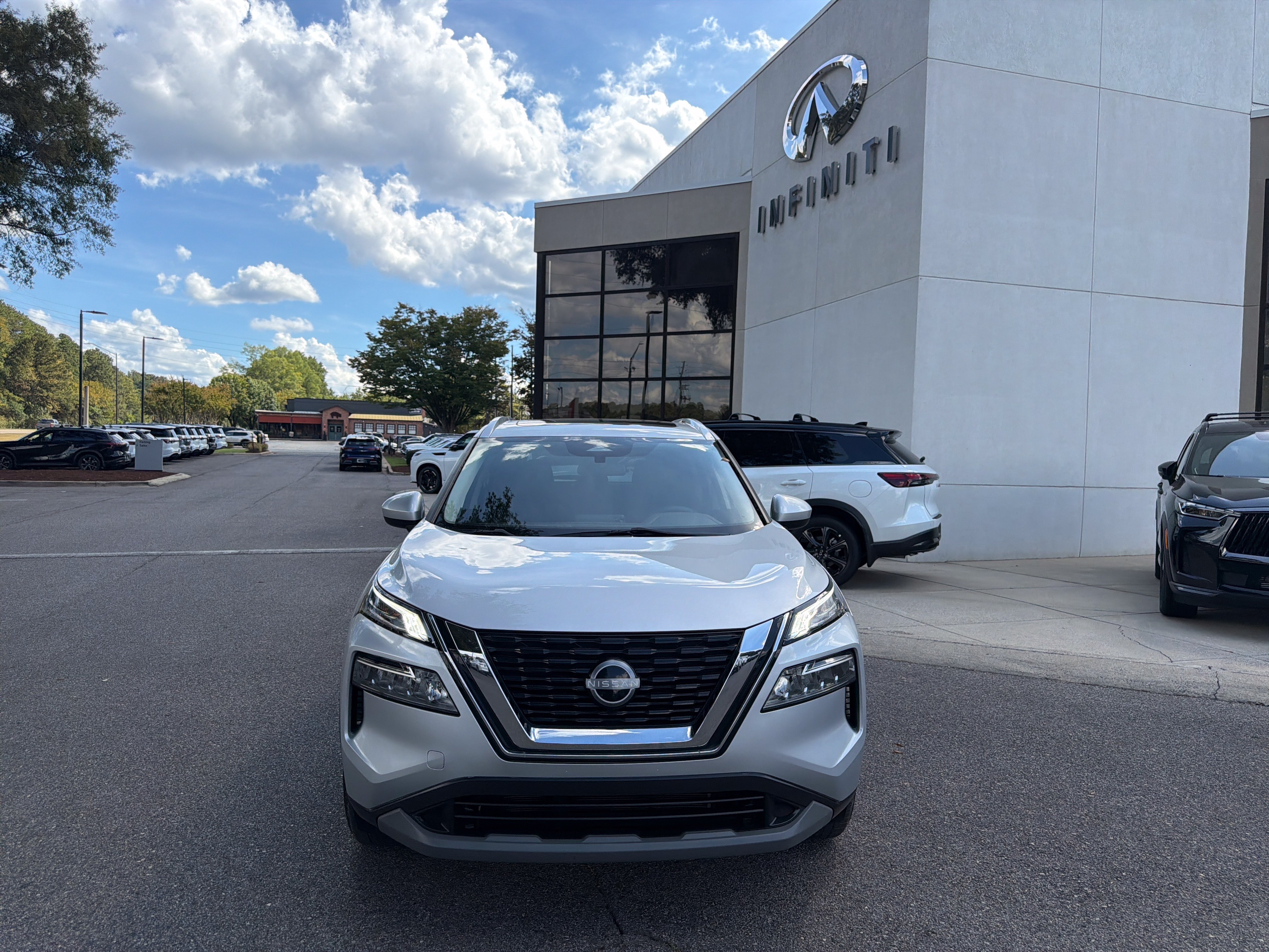 Used 2023 Nissan Rogue SV w/ SV Premium B Package FWD image 3