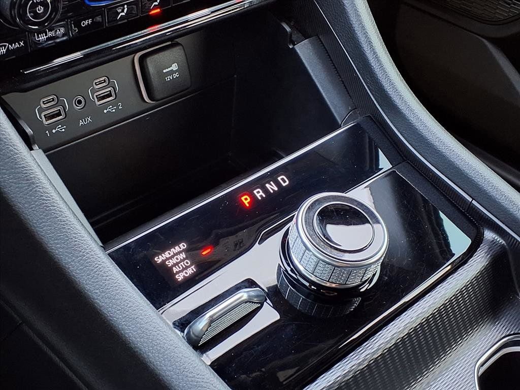 Used 2024 Jeep Grand Cherokee Limited w/ Black Appearance Package AWD/4WD image 11