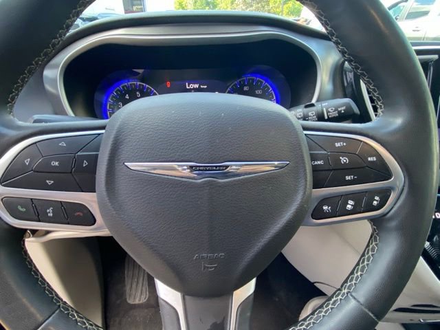 Used 2023 Chrysler Pacifica Touring-L FWD image 18