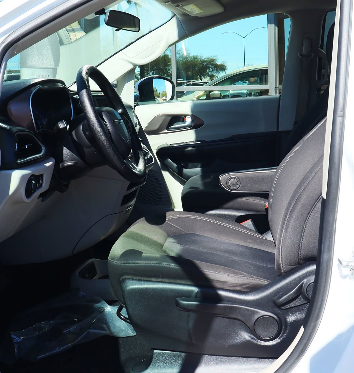 Used 2020 Chrysler Voyager L FWD image 37