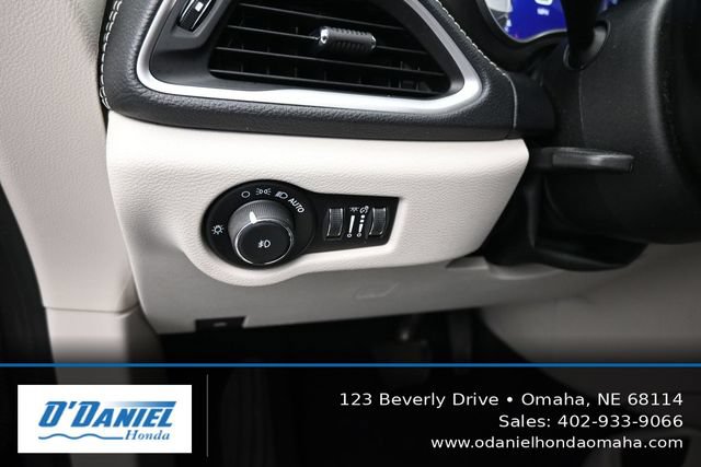 Used 2022 Chrysler Pacifica Touring-L FWD image 27