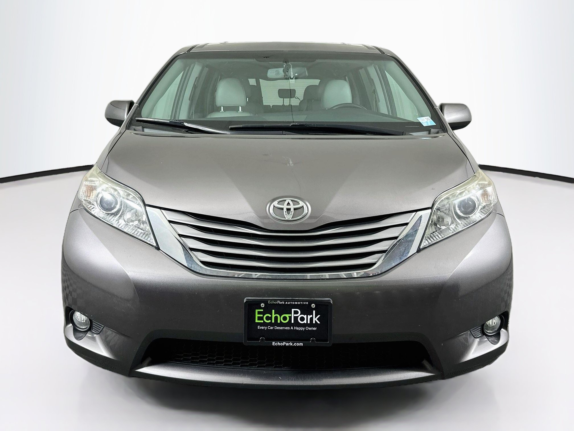 Used 2015 Toyota Sienna XLE w/ XLE Navigation Package FWD image 2