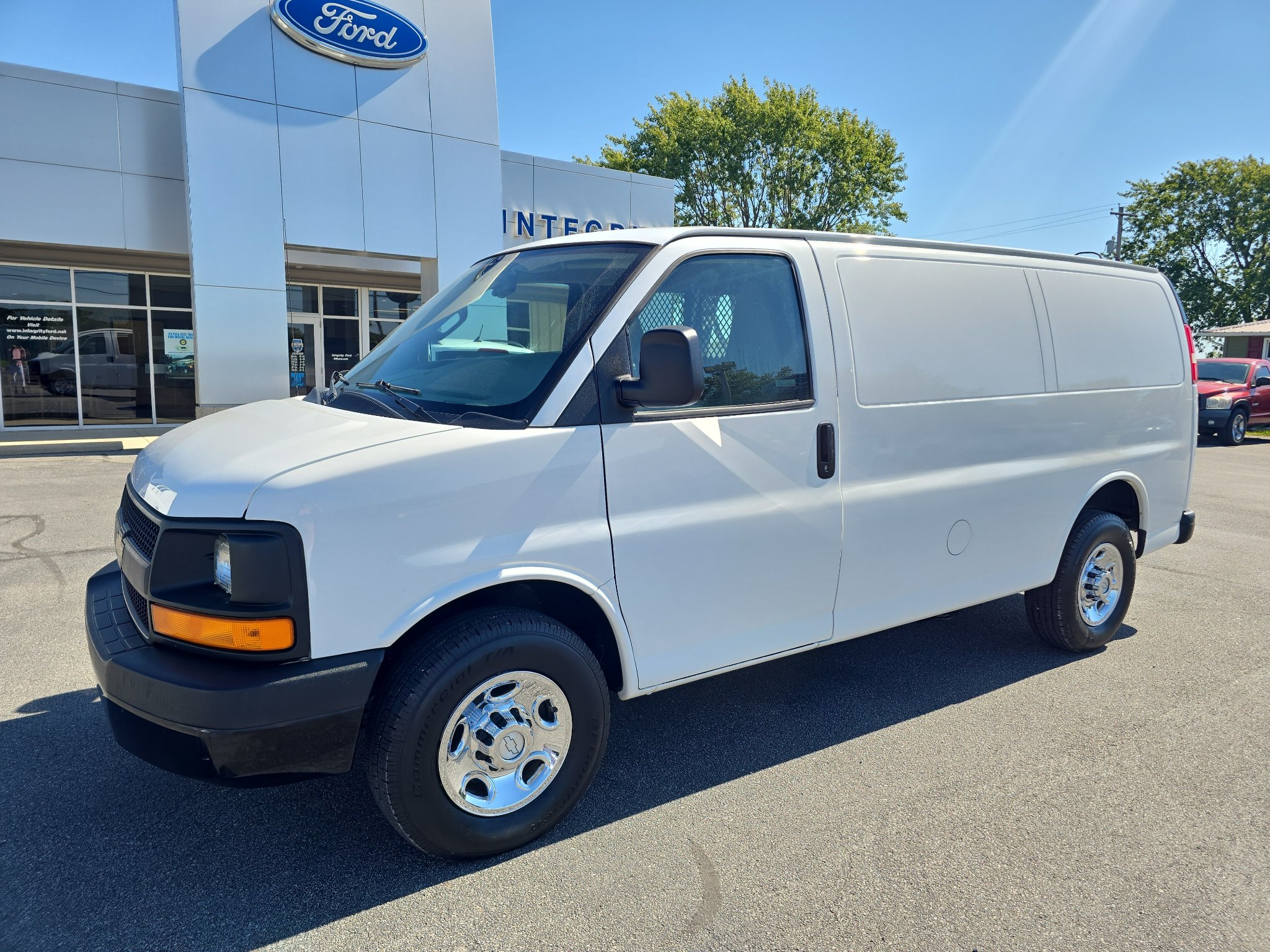 Used 2016 Chevrolet Express 2500 RWD image 2