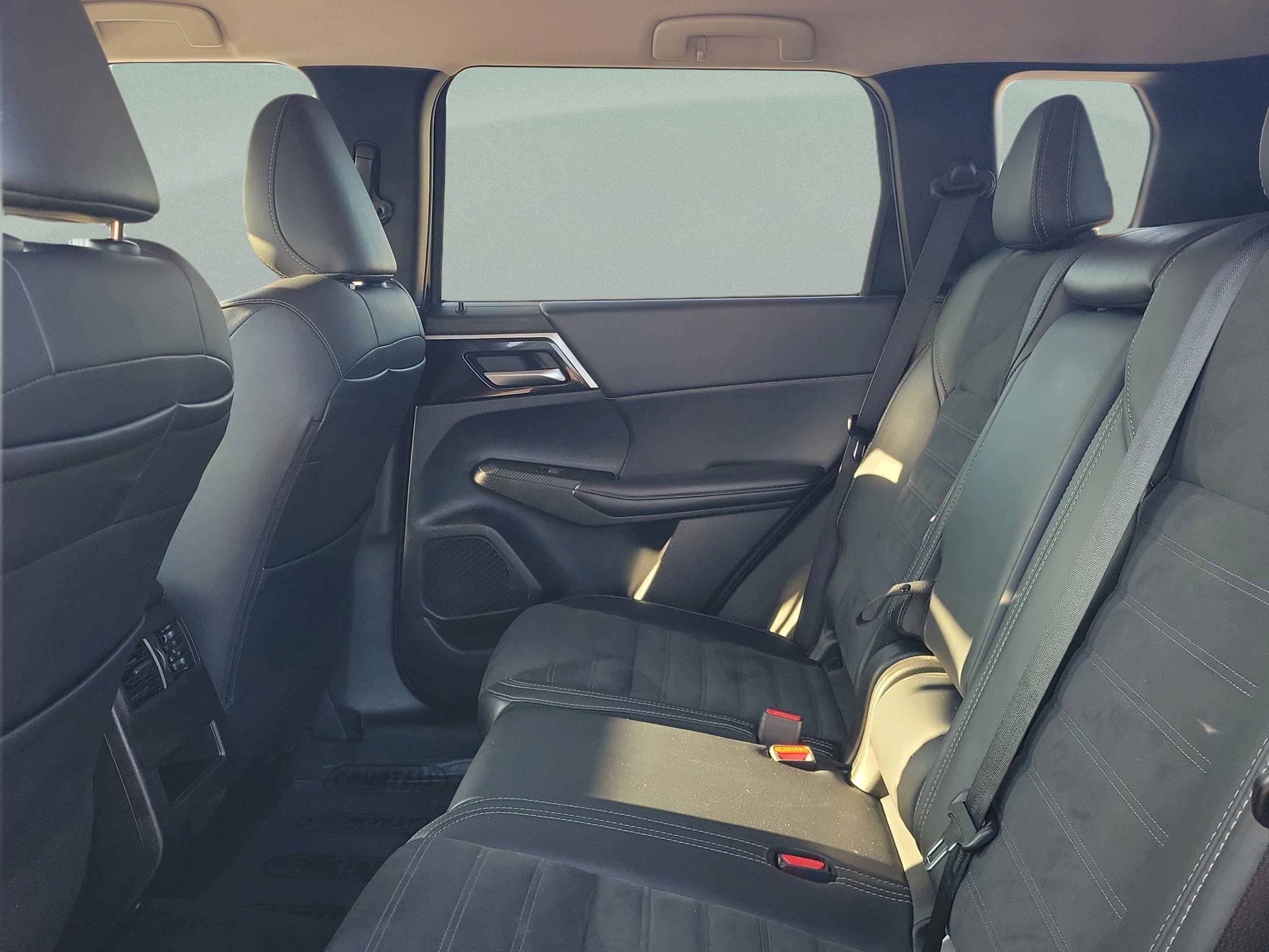 Used 2024 Mitsubishi Outlander SE image 8