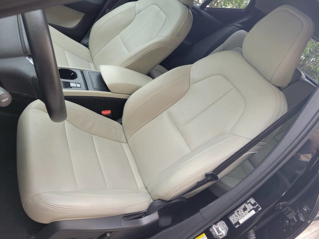 Used 2020 Volvo XC40 T4 Momentum image 19