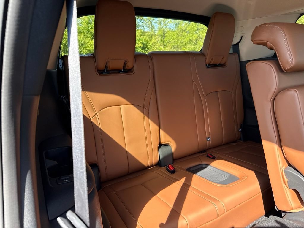 Used 2023 INFINITI QX60 Sensory w/ Cargo Package AWD/4WD image 14