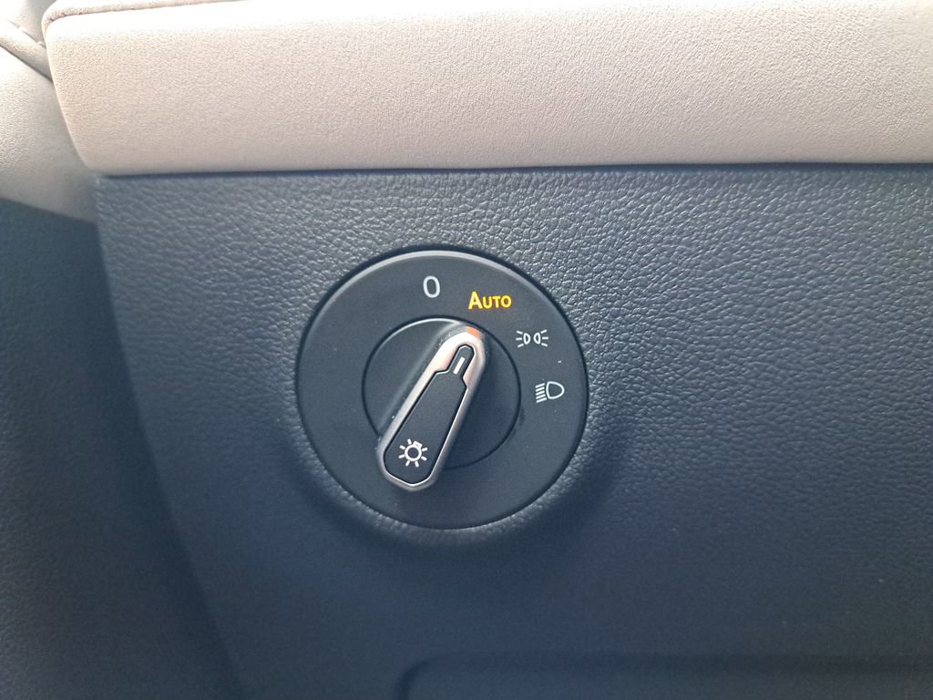 Used 2025 Volkswagen Taos SE AWD/4WD image 24