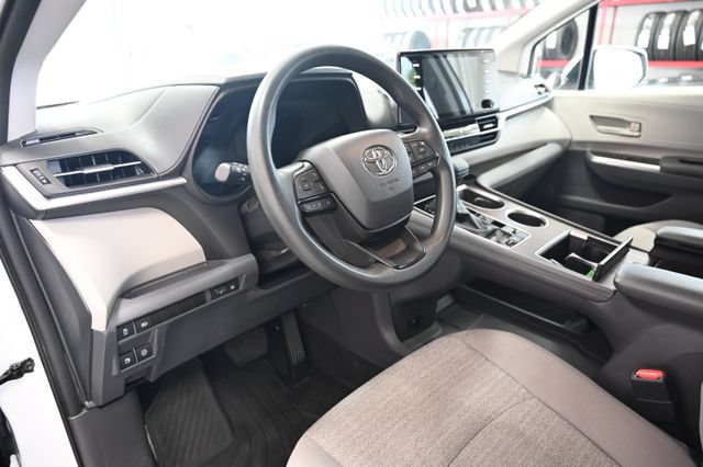Used 2023 Toyota Sienna LE AWD/4WD image 23