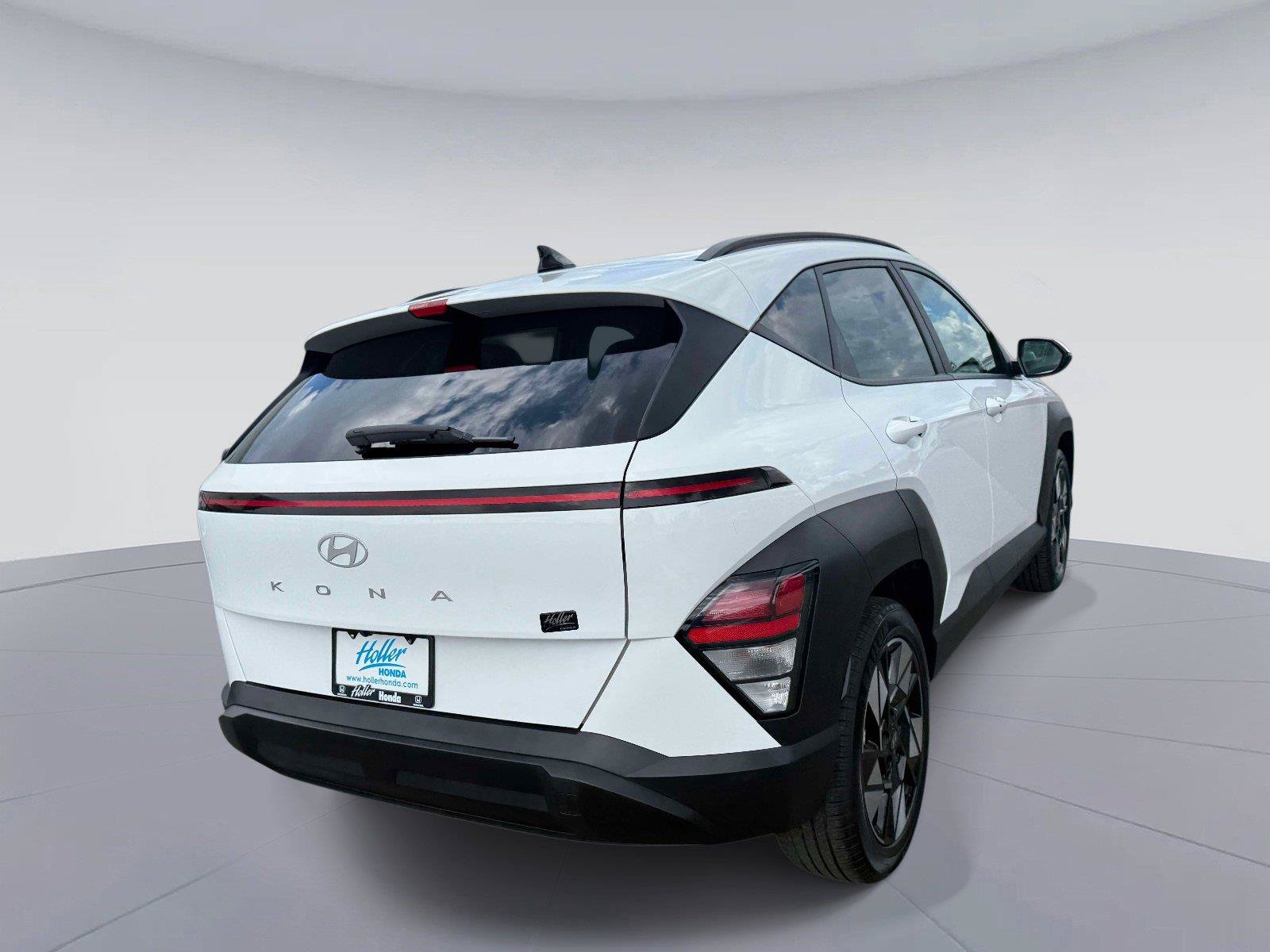 Used 2025 Hyundai Kona SEL FWD image 4