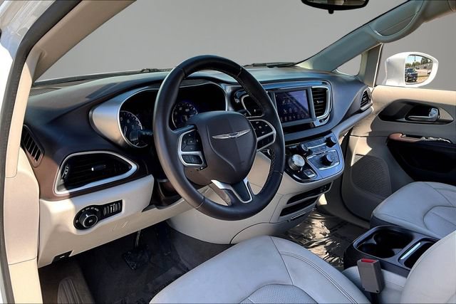 Used 2018 Chrysler Pacifica Touring-L FWD image 15