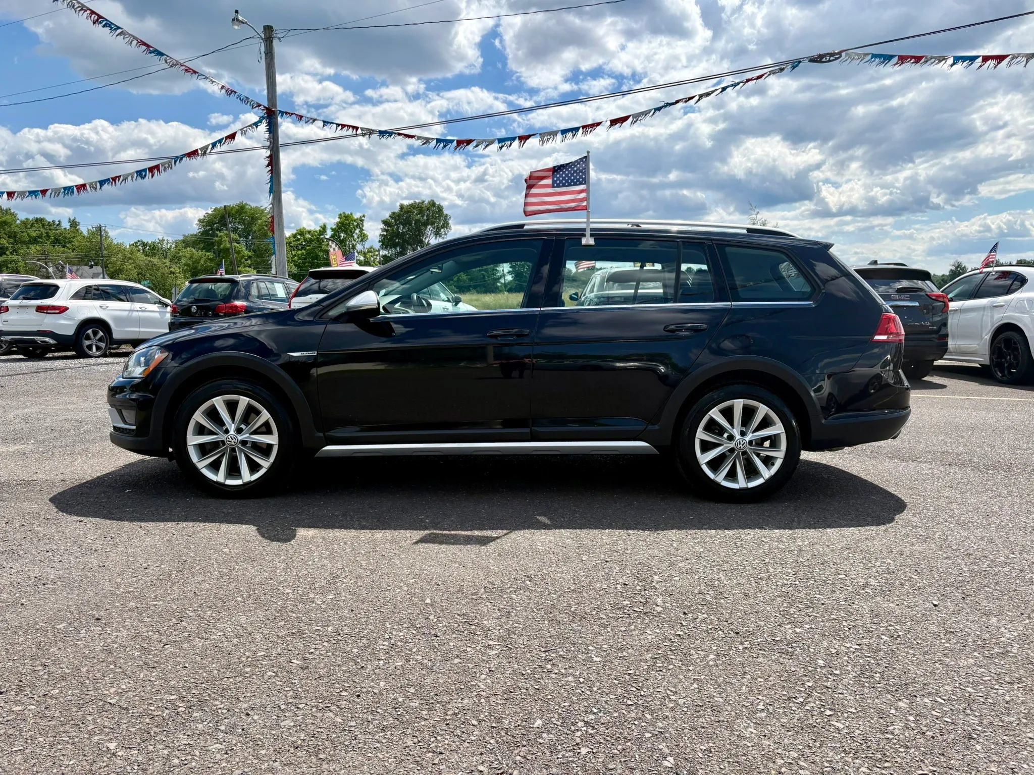 Used 2017 Volkswagen Golf Alltrack S AWD/4WD image 2