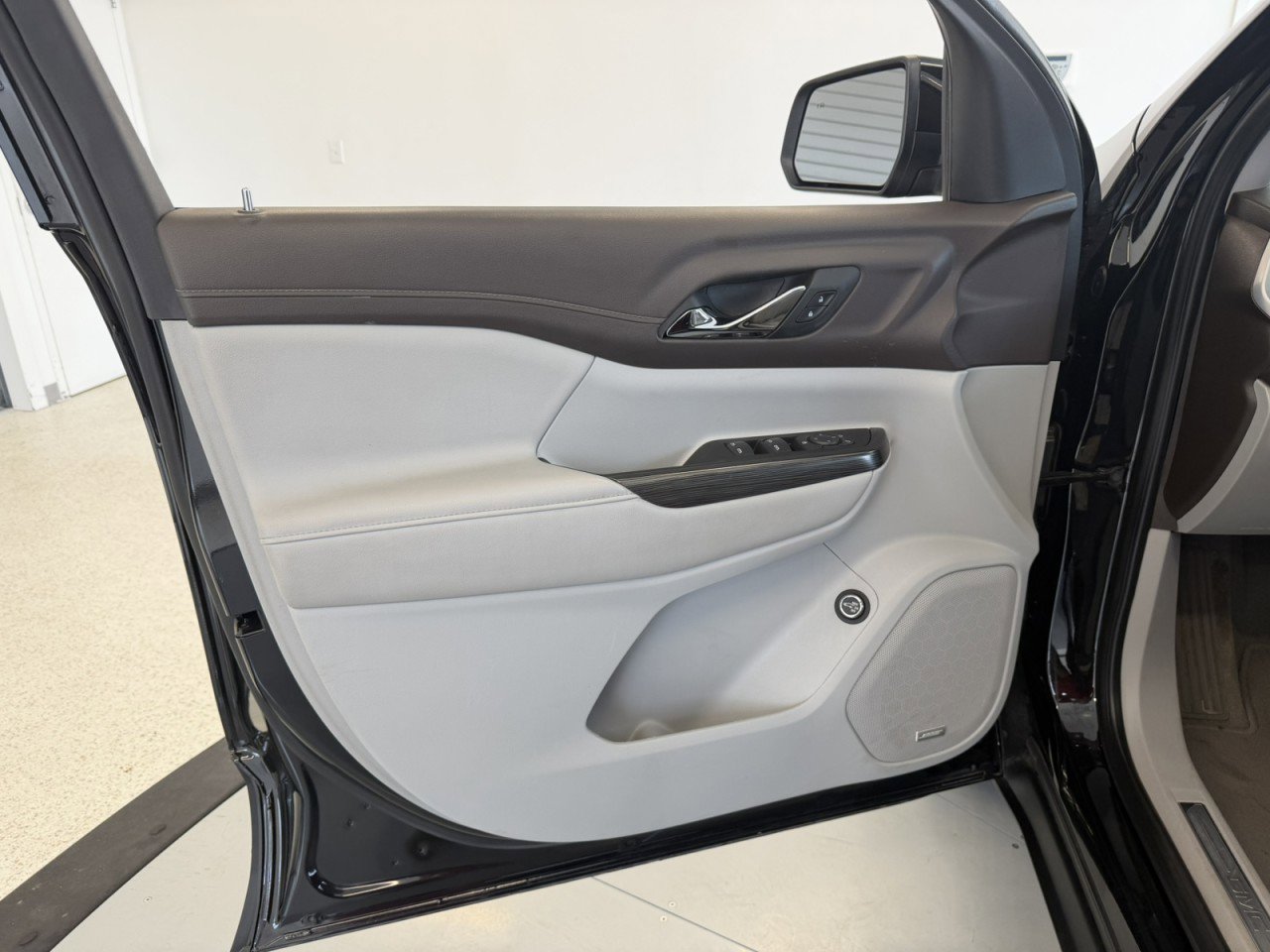 Used 2023 GMC Acadia SLT image 22