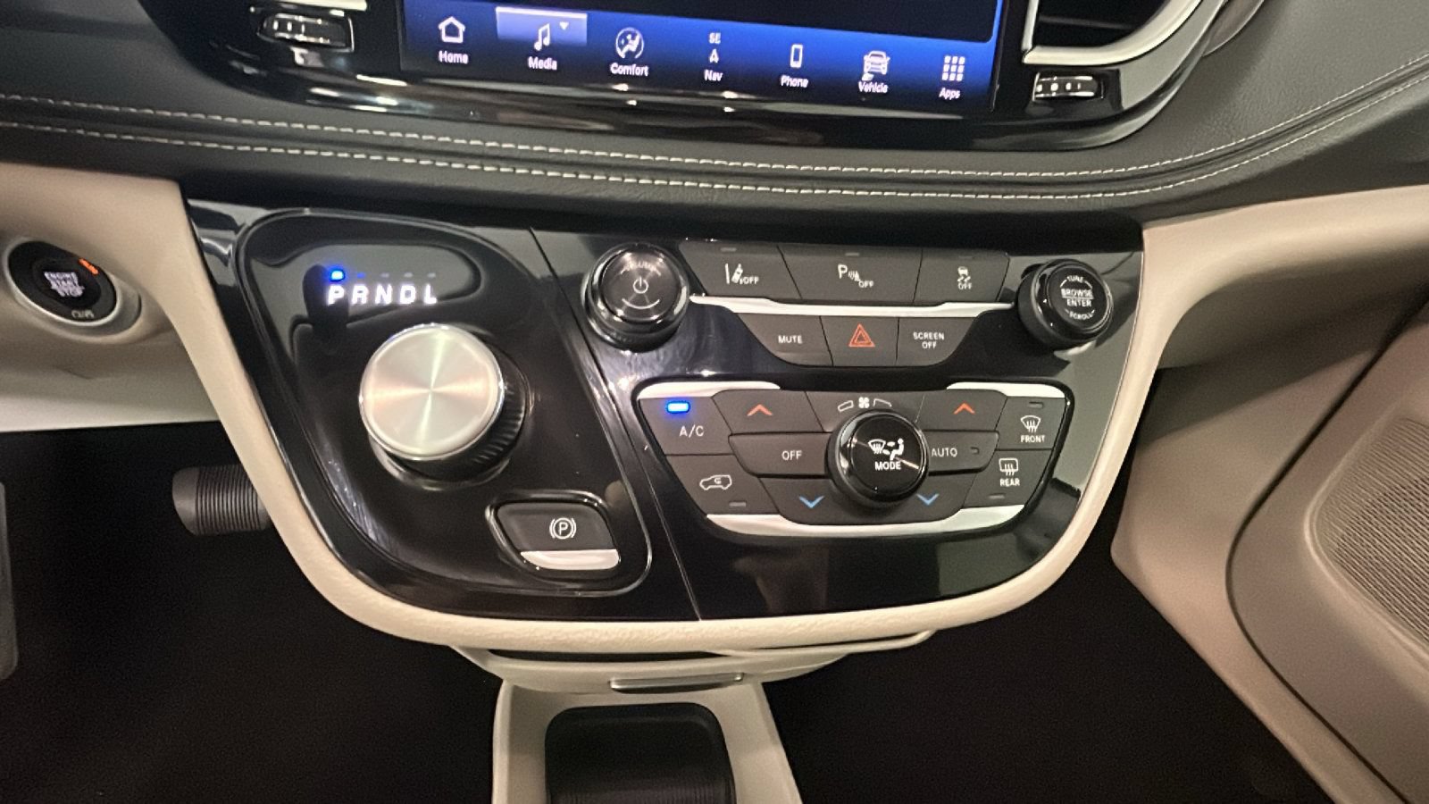 Used 2024 Chrysler Pacifica Limited FWD image 25