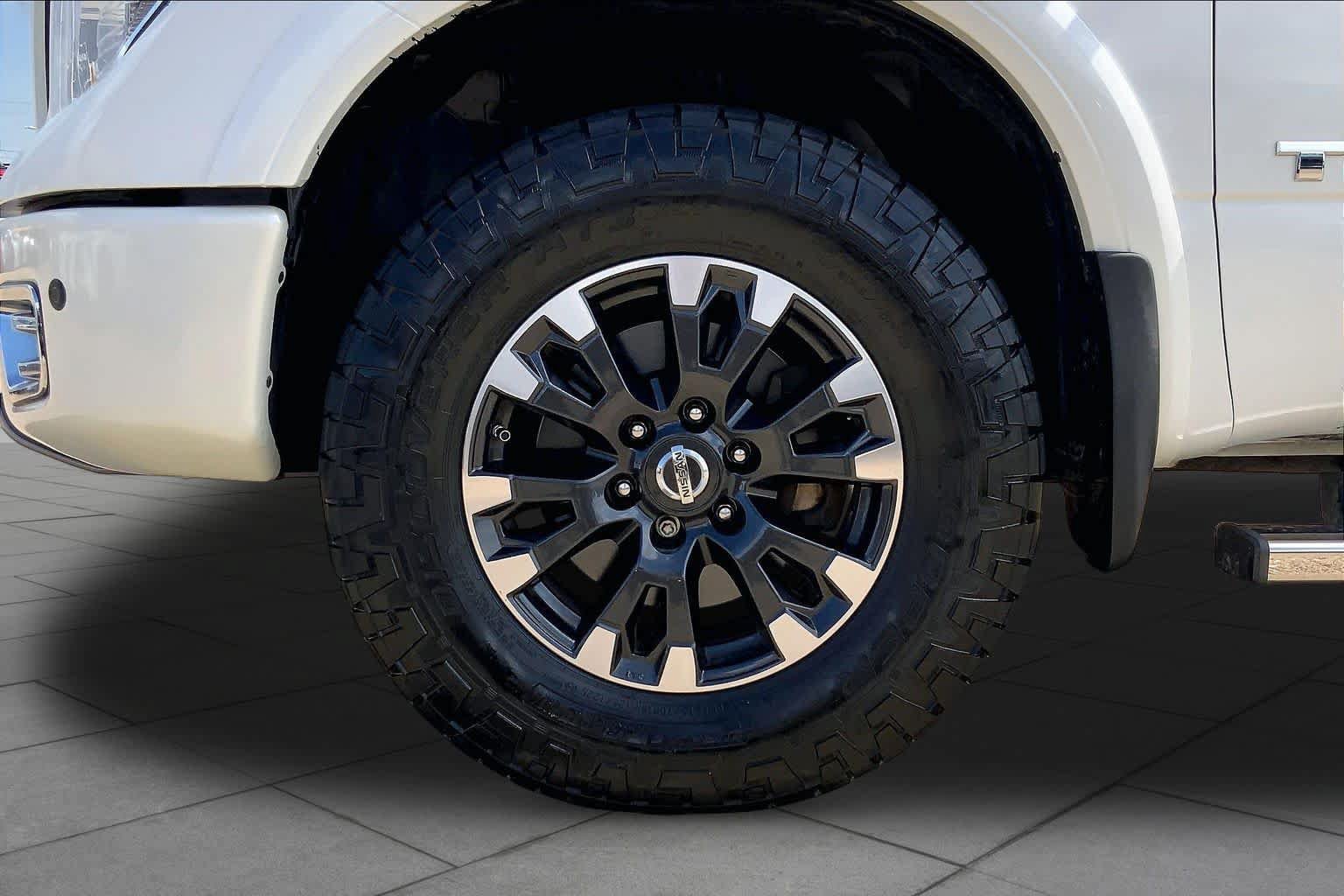 Used 2019 Nissan Titan PRO-4X w/ Pro-4x Convenience Package AWD/4WD image 11