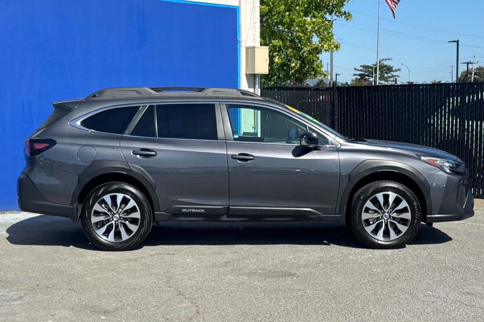 Used 2025 Subaru Outback Limited w/ Popular Package #2 AWD/4WD image 2
