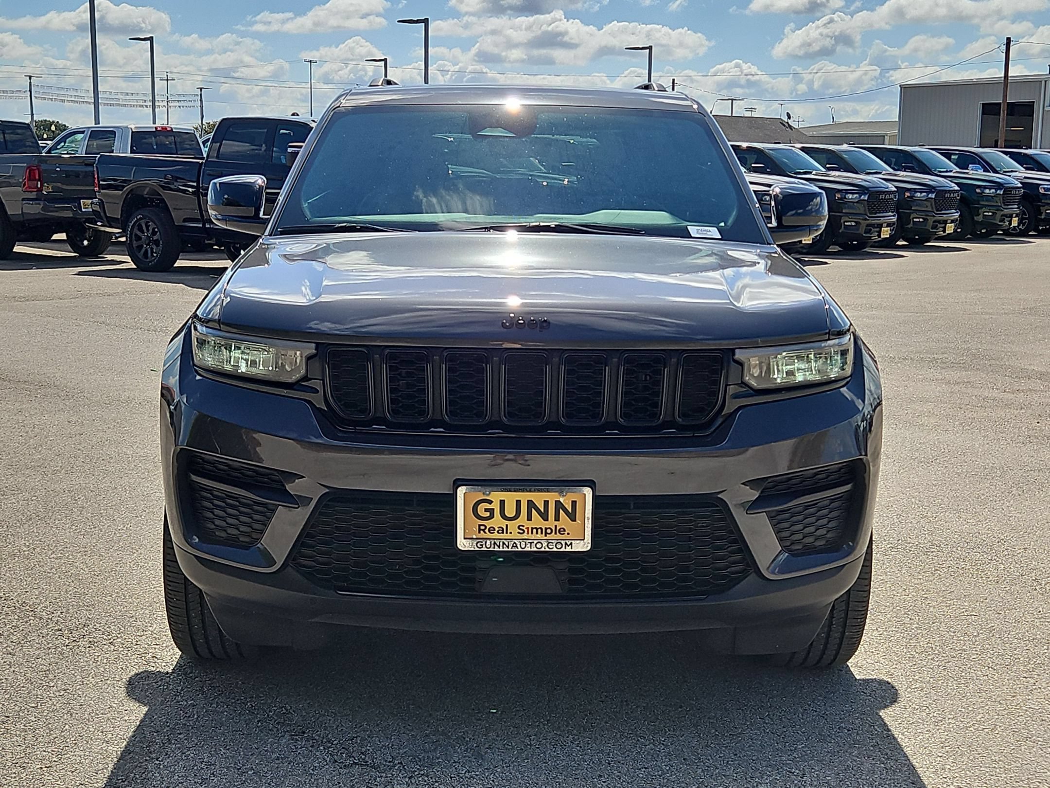 Used 2025 Jeep Grand Cherokee Laredo RWD image 8