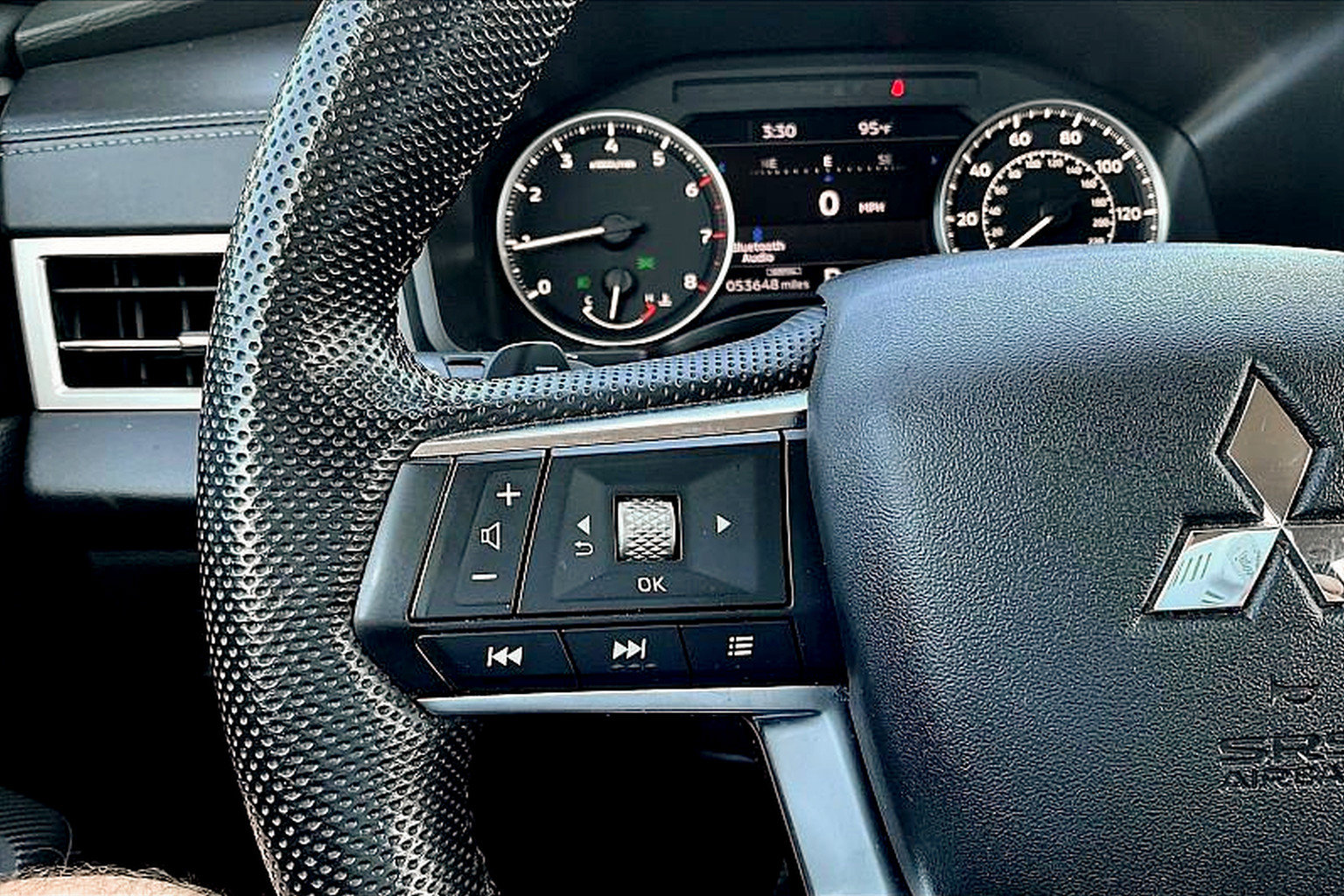 Used 2023 Mitsubishi Outlander SE image 17