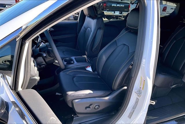 New 2026 Chrysler Pacifica Select image 10