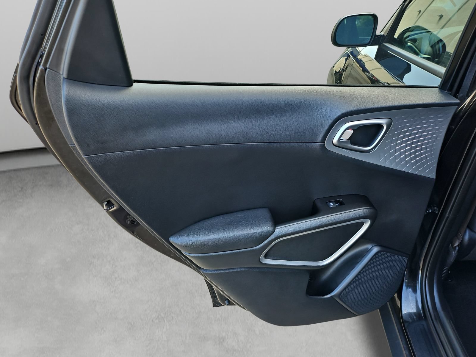 Used 2025 Kia Soul LX FWD image 29