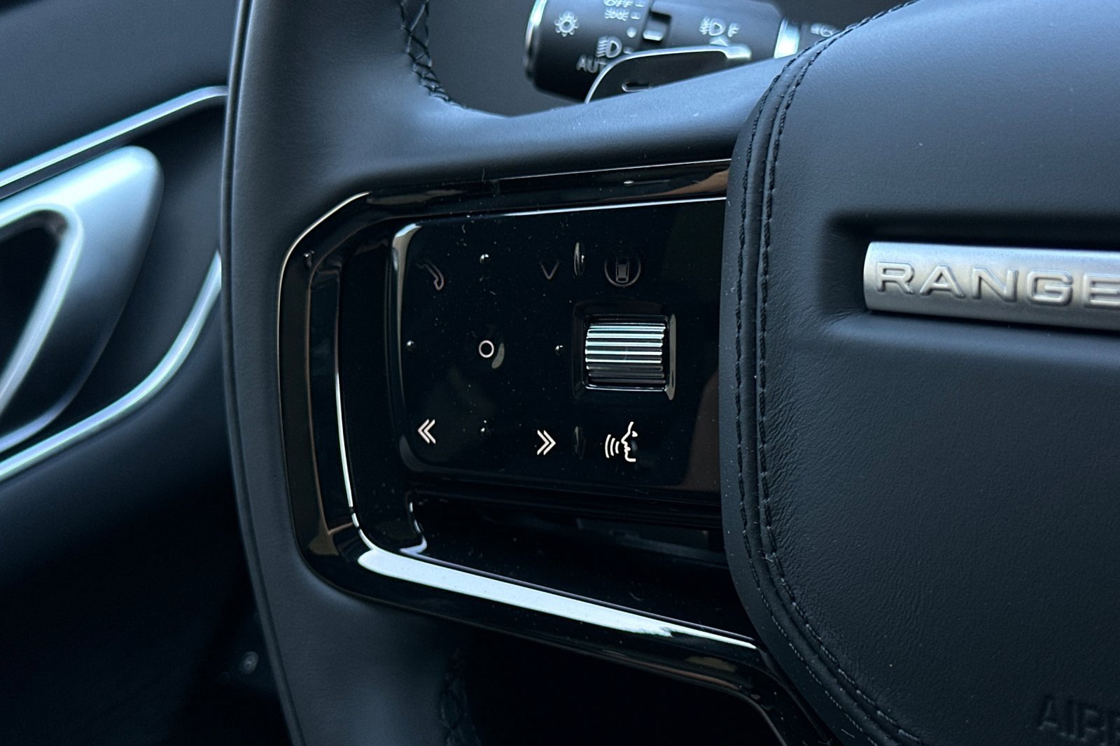 New 2026 Land Rover Range Rover Velar Dynamic SE image 27