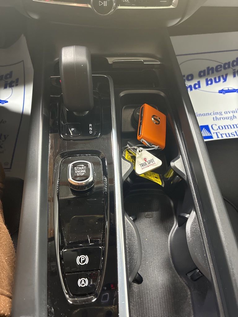 Used 2025 Volvo XC60 B5 Plus image 23