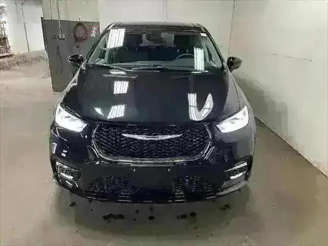 New 2023 Chrysler Pacifica Touring-L w/ S Appearance Package image 5