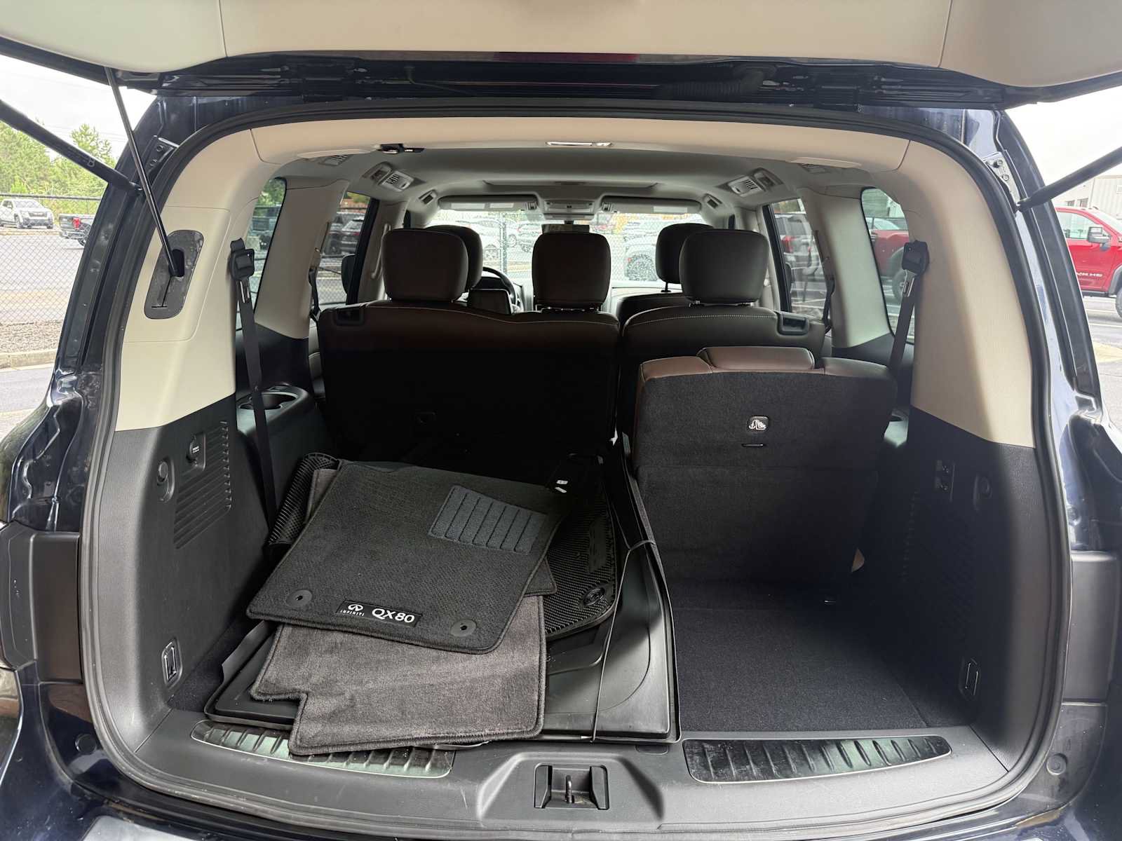 Used 2023 INFINITI QX80 Premium Select w/ All-Season Package RWD image 7
