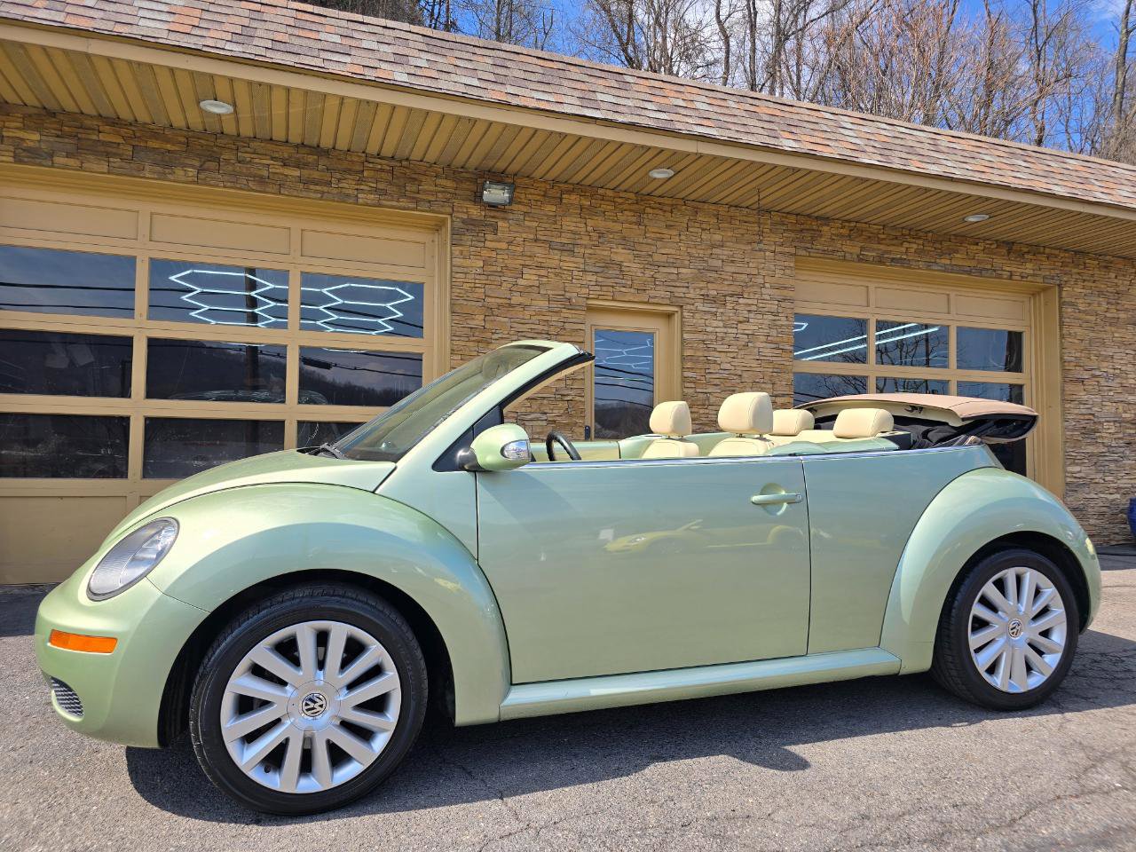 Used 2008 Volkswagen Beetle SE image 2