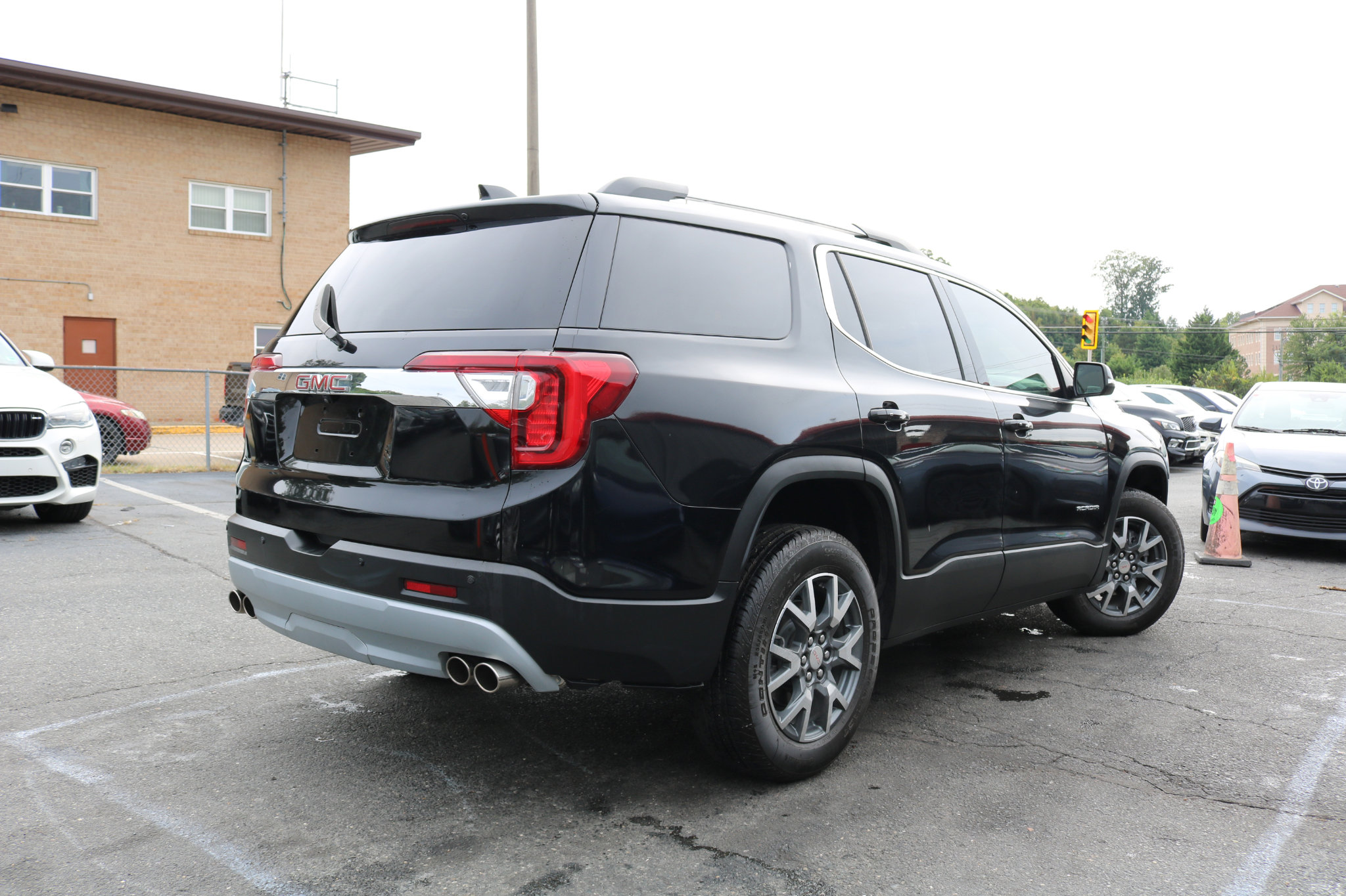 Used 2023 GMC Acadia SLT image 2