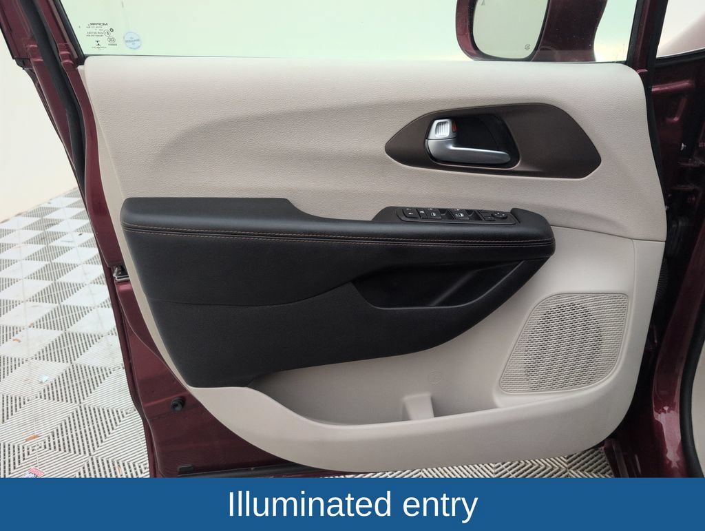 Used 2017 Chrysler Pacifica Touring-L FWD image 29