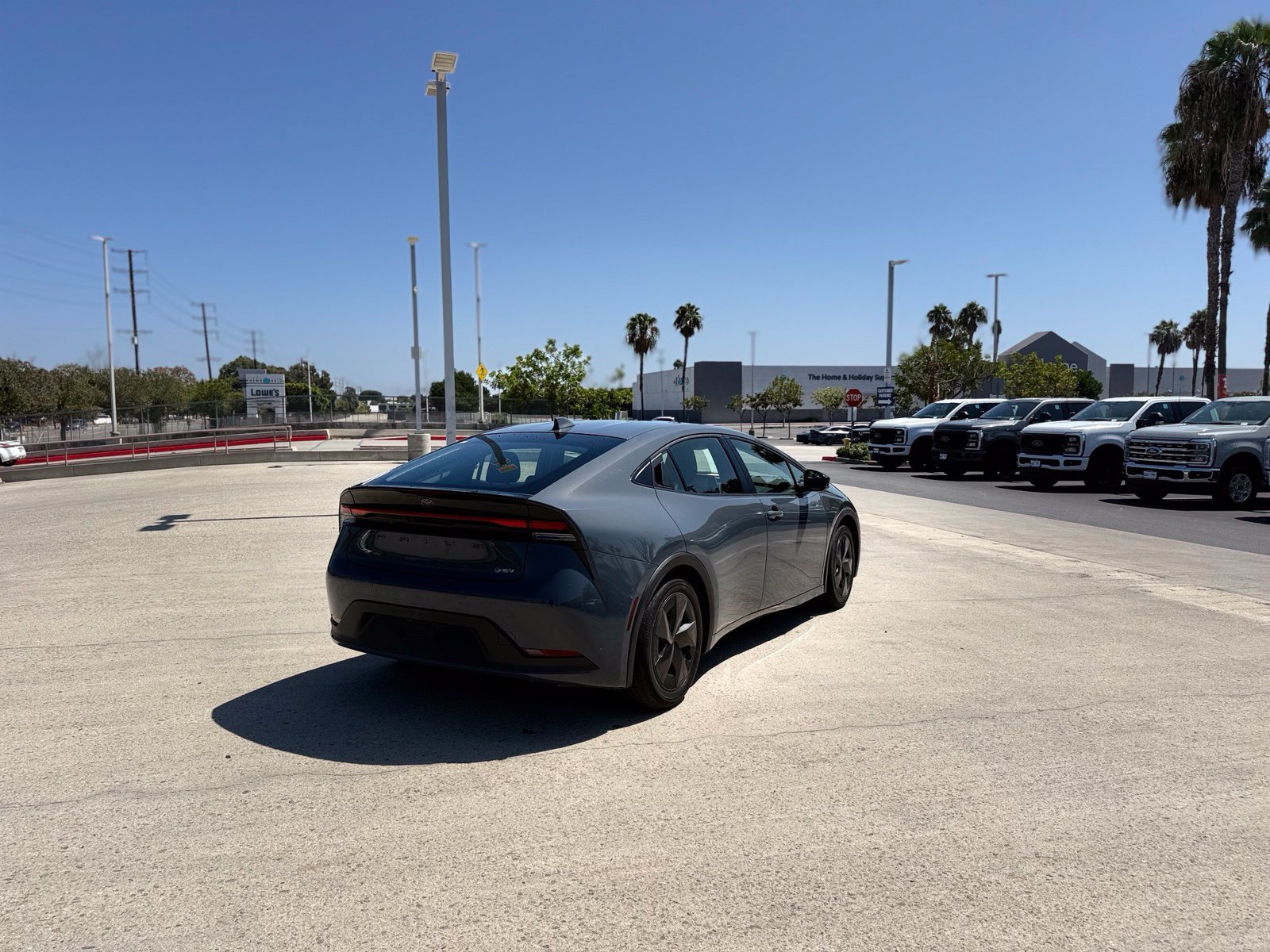 Used 2025 Toyota Prius LE FWD image 3