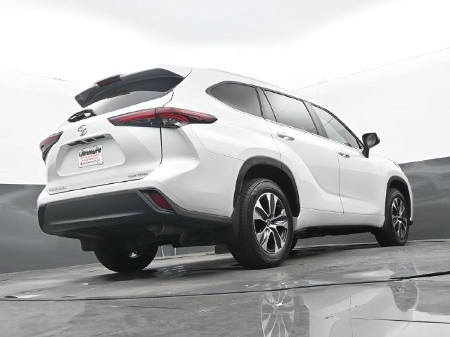 Used 2024 Toyota Highlander XLE AWD/4WD image 29