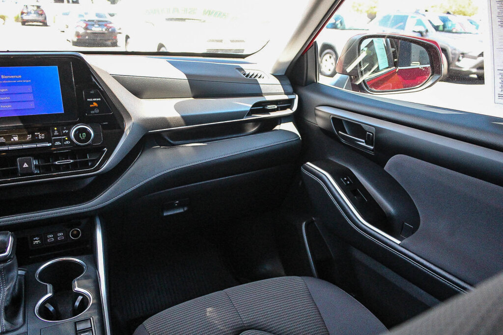 Certified 2025 Toyota Highlander LE FWD image 6