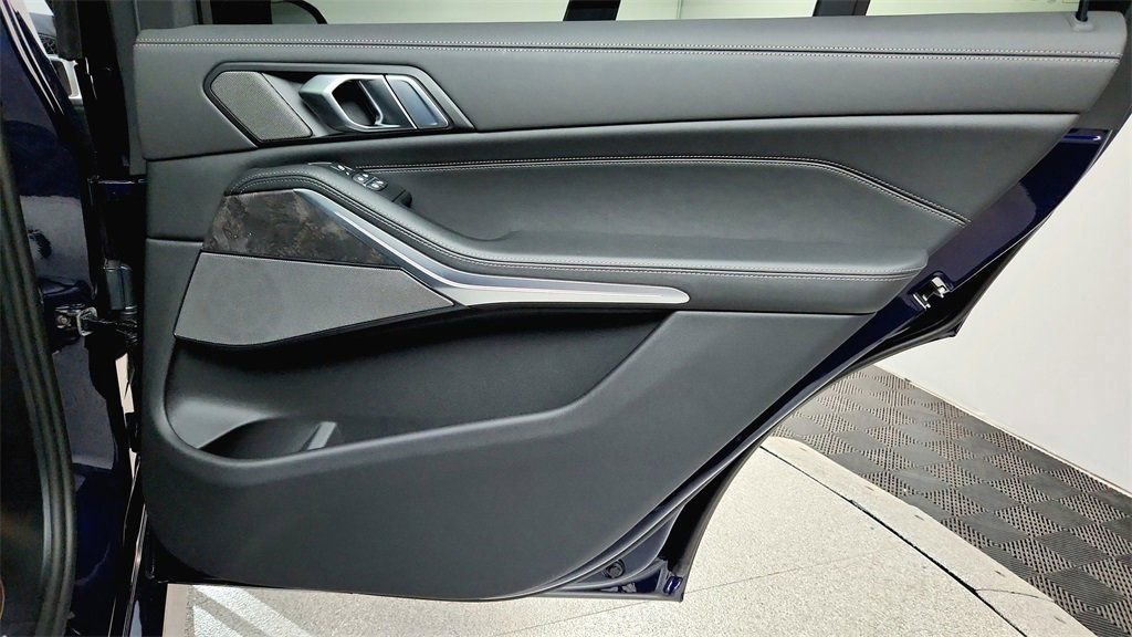 New 2026 BMW X7 M60i image 23