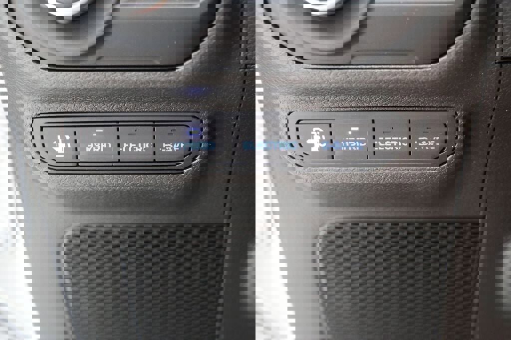 Used 2023 Jeep Wrangler Unlimited w/ Sun & Screen Package image 25