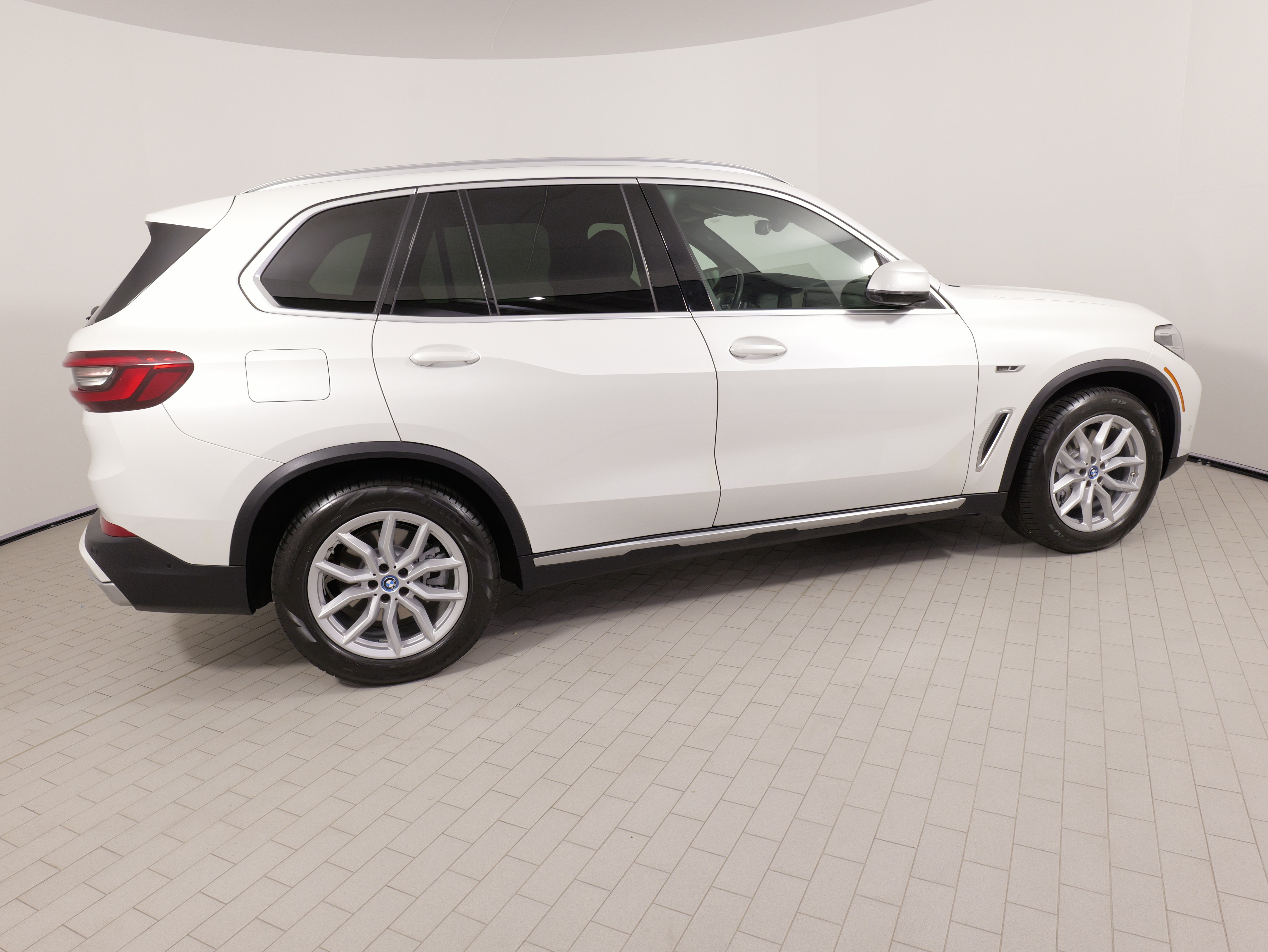 Used 2022 BMW X5 xDrive45e w/ Parking Assistance Package AWD/4WD image 11