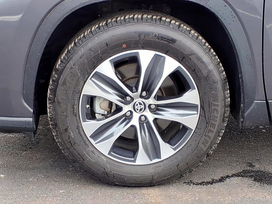 Certified 2024 Toyota Highlander XLE image 9