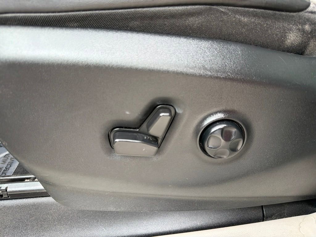 Used 2023 Chrysler Pacifica Limited FWD image 14