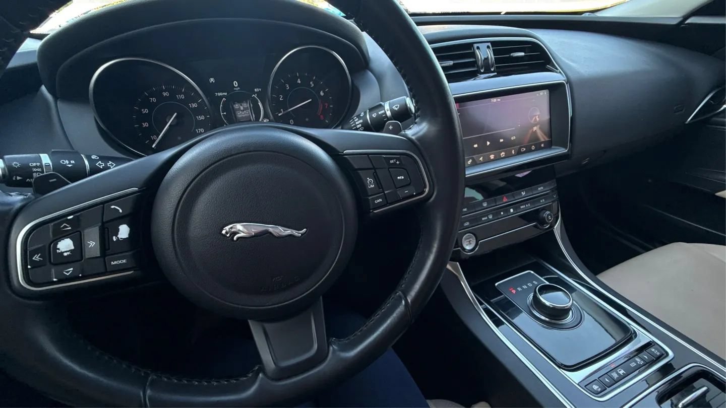Used 2019 Jaguar XE Premium RWD image 26
