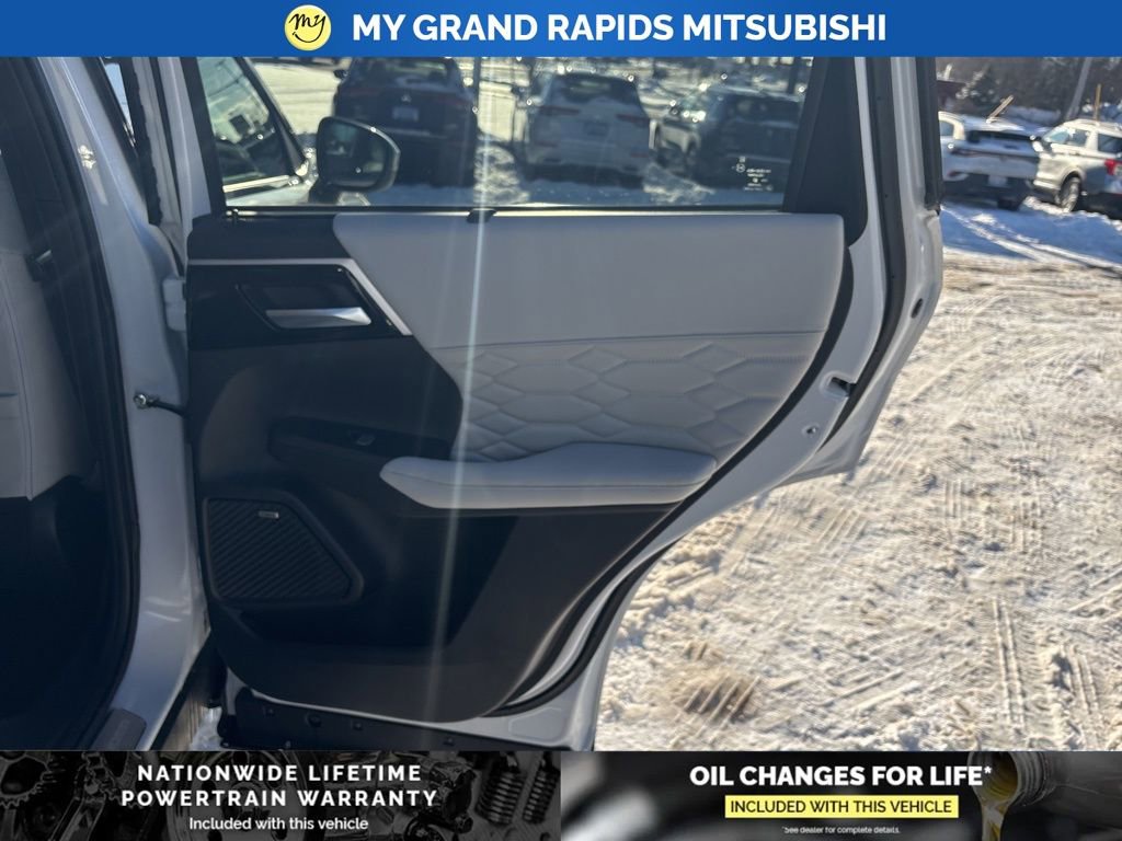 New 2026 Mitsubishi Outlander SEL image 13