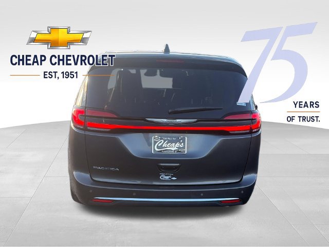 Used 2023 Chrysler Pacifica Touring-L FWD image 4