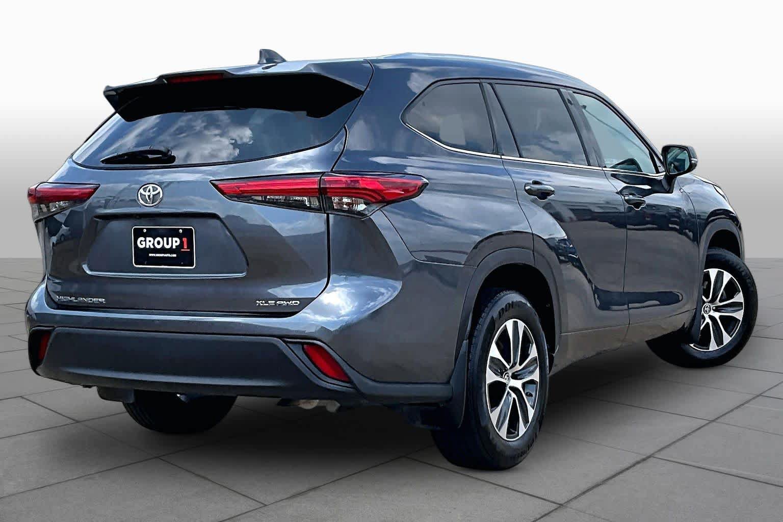 Used 2021 Toyota Highlander XLE AWD/4WD image 13