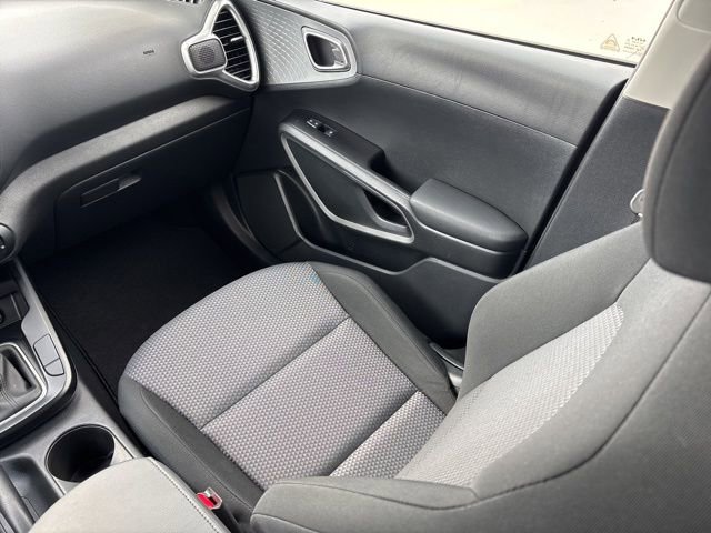Used 2025 Kia Soul LX w/ LX Technology Package FWD image 15