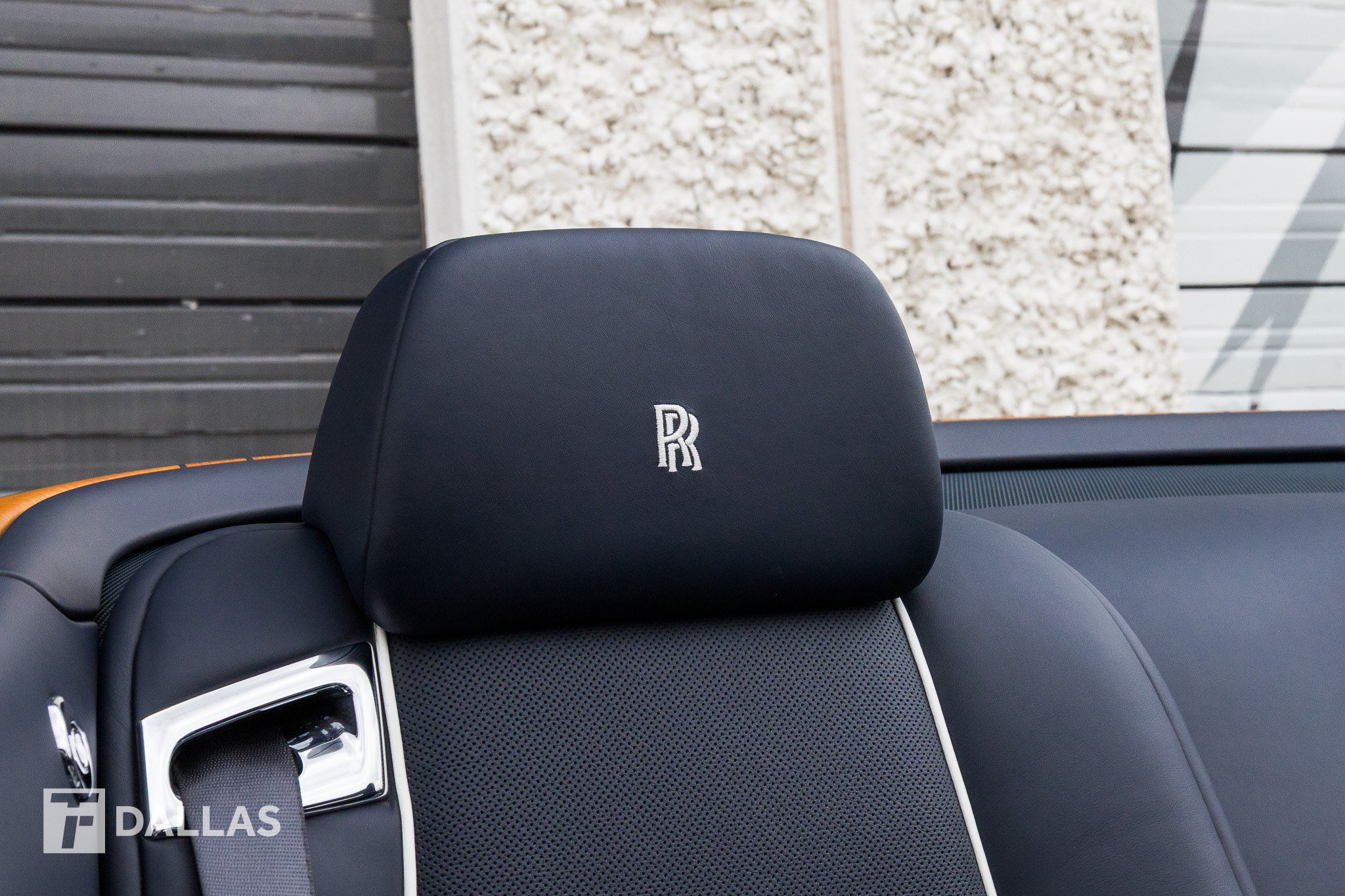 Used 2019 Rolls-Royce Dawn RWD image 38