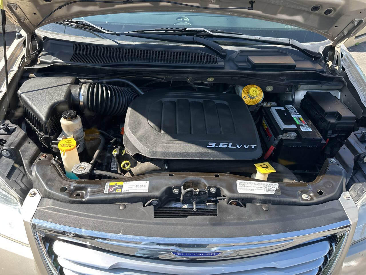 Used 2015 Chrysler Town & Country Touring FWD image 24