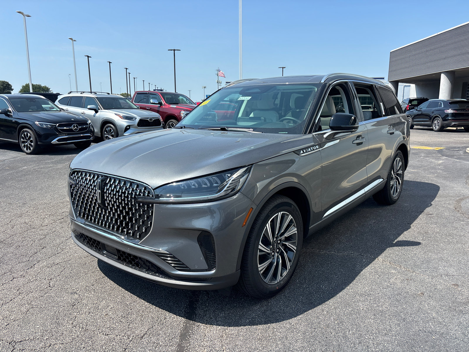 New 2027 Lincoln Aviator AWD image 3