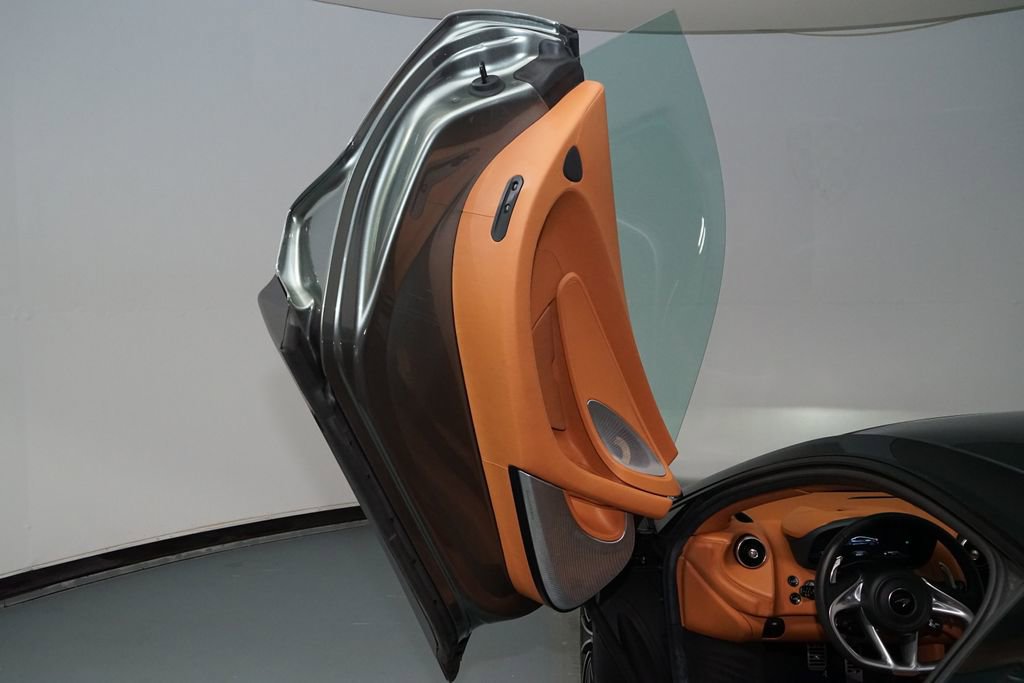 Used 2021 McLaren GT image 3
